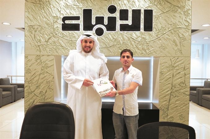  مدير التحرير الزميل محمد الحسيني يتسلم شعار الحملة من مزيد المعوشرجي 	فريال حماد﻿
