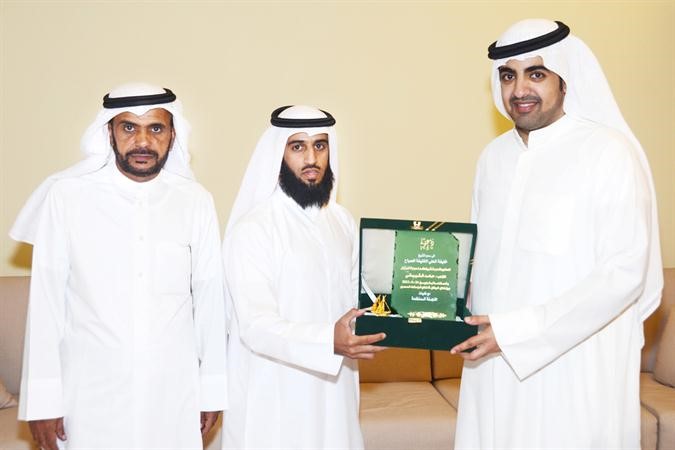 الشيخ خليفة علي الخليفة يتسلم درعا من الشيباني 