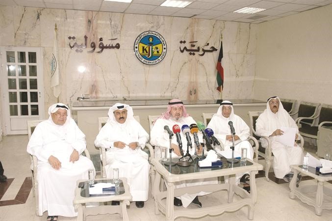 فيصل القناعي ودعبد الخالق عبد الله ود حسن الانصاري ودعايد المناع ودشملان العيسى 	 انور الكندري﻿