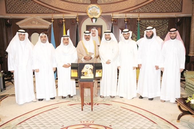 سمو ولي العهد الشيخ نواف الاحمد متوسطا لجنة التعريف بالاسلام 