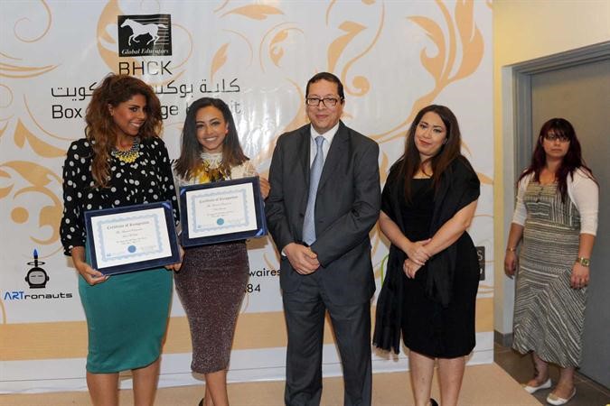 د علي عريفة مع عدد من الطالبات المشاركات ﻿