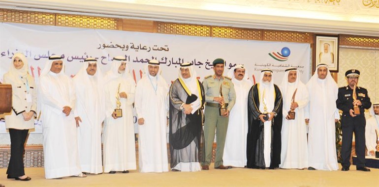 سمو الشيخ جابر المبارك متوسطا ممثلي الجهات المكرمة﻿