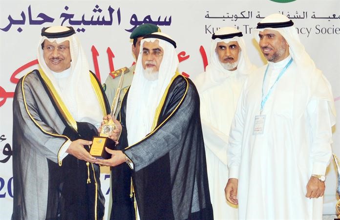 دعبدالمحسن الجارالله الخرافي يتسلم تكريم امانة الاوقاف﻿