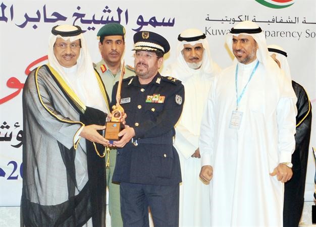 تكريم الادارة العامة للاطفاء يتسلمه اللواء يوسف الانصاري﻿
