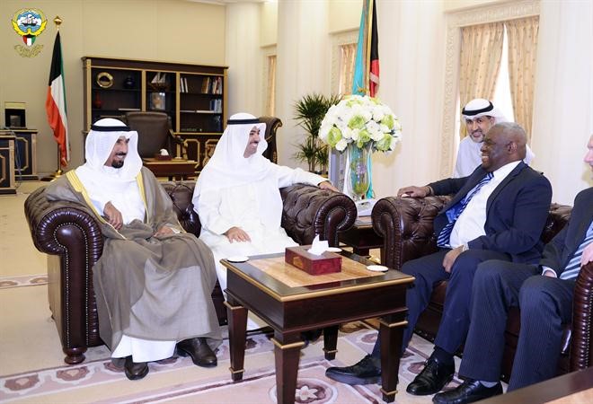 الرئيس علي الراشد اثناء استقباله محافظ شيفيلد بحضور الشيخ علي الجابر﻿