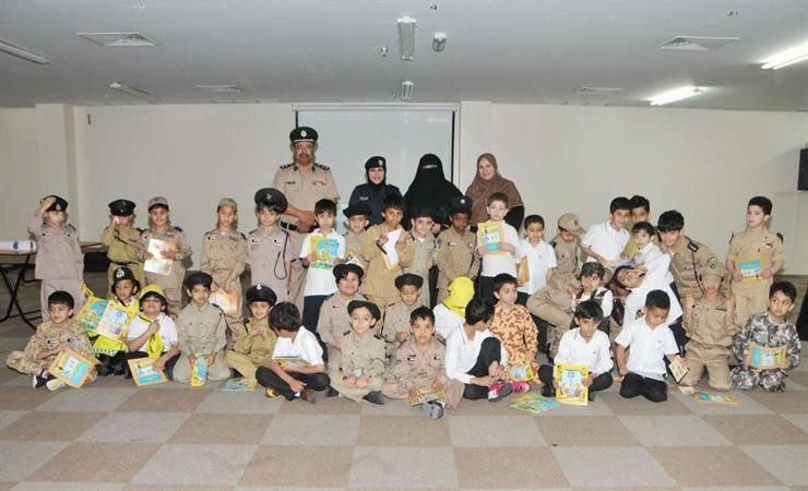 العقيد عماد الملا والملازم اول اسراء بولند يتوسطان طلاب المدرسة﻿