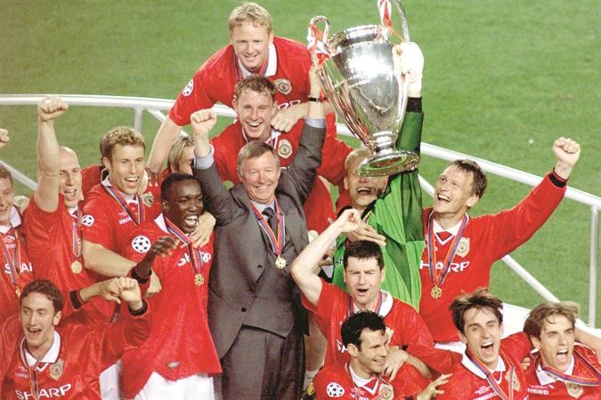 فيرغسون يحتفل مع اللاعبين بالفوز بدوري ابطال اوروبا عام 1999