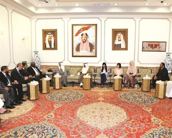 سمو الشيخ ناصر المحمد مستقبلا محافظ شيفيلد المستشار جون كامبل