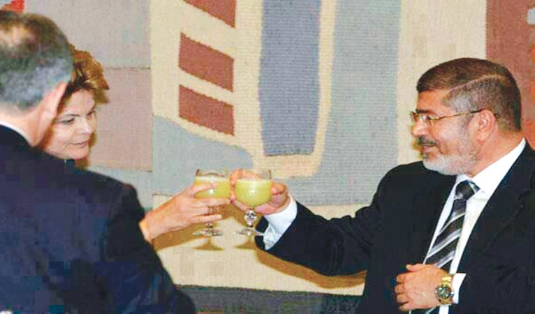 الرئيس المصري دمحمد مرسي يتبادل الانخاب مع رئيسة البرازيل ديلما روسيف