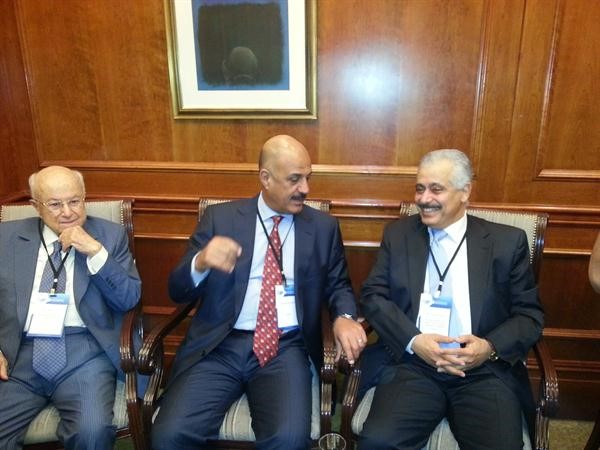 فهد الابراهيم وبدر الحميضي وسعيد خوري خلال المنتدى
