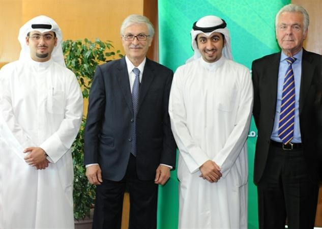مدير معهد السكري مع موظفي بيتك