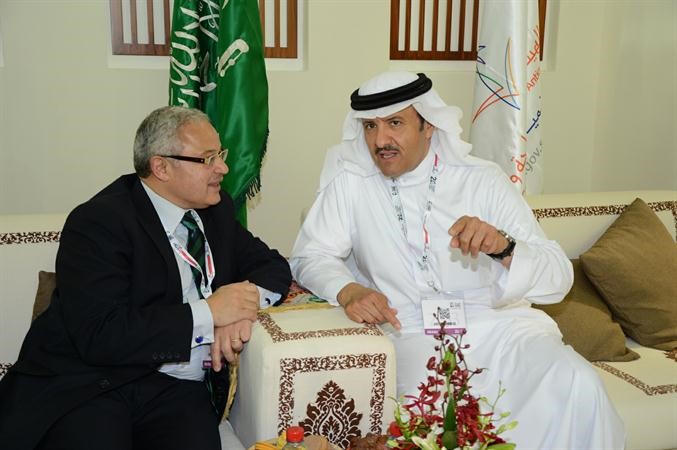 الامير سلطان بن سلمان بن عبدالعزيز متحدثا مع هشام زعزوع
