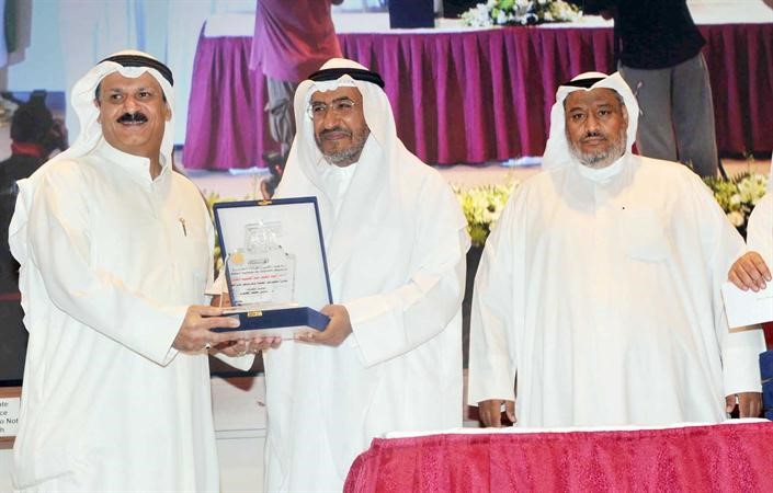 دناجي المطيري يسلم شهادة تقدير لاحد المكرمين﻿
