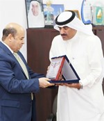 رئيس نادي الكويت عبدالعزيز المرزوق يقدم درعا للسفير التونسي ﻿