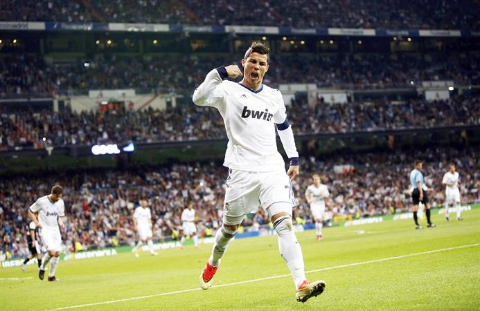 نجم ريال مدريد كريستيانو رونالدو يحتفل بهدفه رقم 200 مع فريقه رويترز