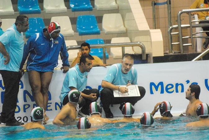 مدرب منتخبنا الوطني يوجه اللاعبين 