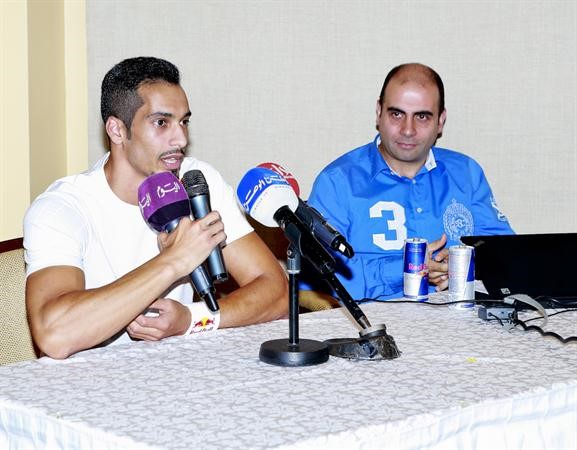 محمد العطار يتحدث بالمؤتمر الصحافي والى جانبه ريتشارد بريص﻿