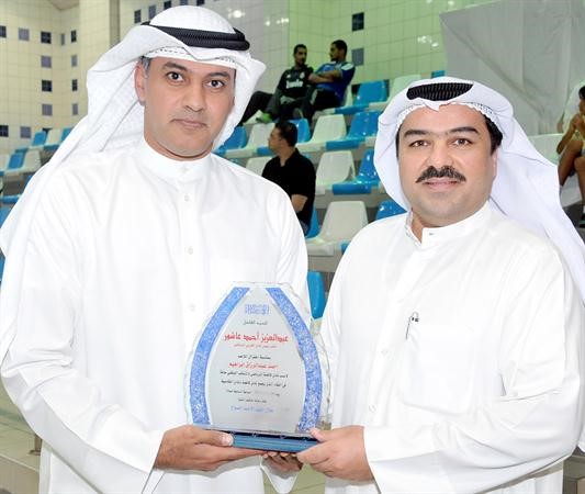 عبدالعزيز عاشور يتسلم درعا من عبدالرزاق 