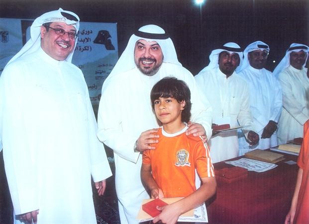 الشيخ طلال الفهد مع اللاعب فارس جوير