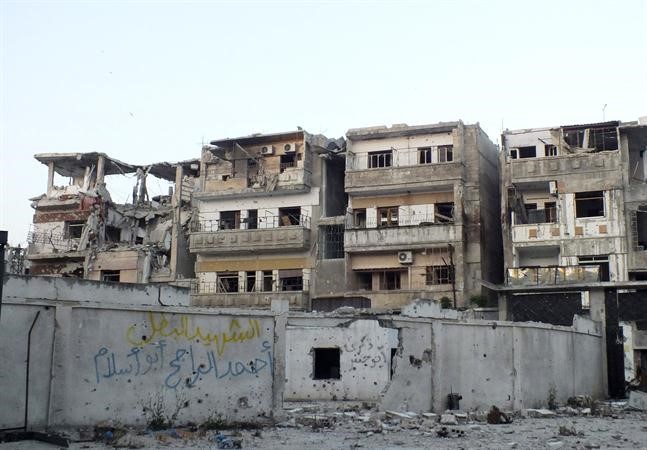 صورة حديثة للابنية المدمرة في حي الخالدية المحاصر بمدينة حمص امس رويترز