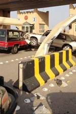مركبة مواطن وقد هشمت مظلات واتلفت 3 سيارات﻿