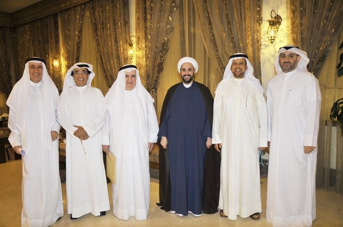 الشيخ احمد حسين مع موسى معرفي ود احمد البستان وعبدالهادي الصالح ود محمد الحداد والزميل محمود الموسوي