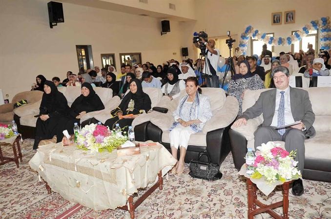الشيخة لطيفة الفهد مع الحضور خلال حفل التخريج 