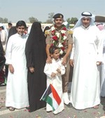 احد الخريجين يحتفل مع ذويه﻿
