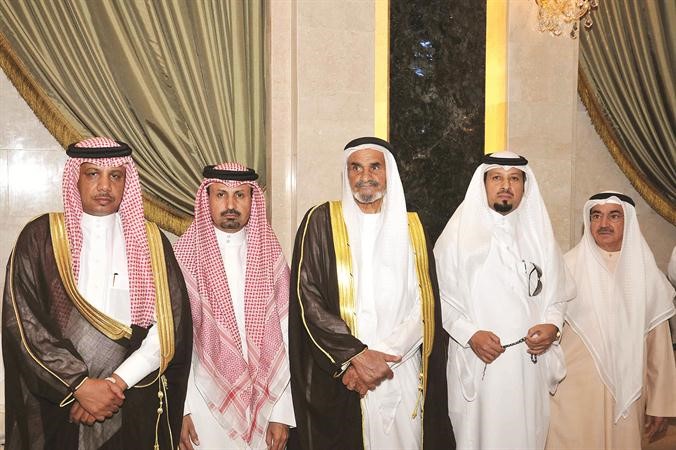 مبارك السكران وعدد من الحضور
