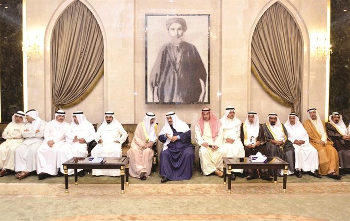 سمو الشيخ ناصر المحمد وسلطان بن حثلين وعدد من الشيوخ والحضور في ديوان ال حثلين
