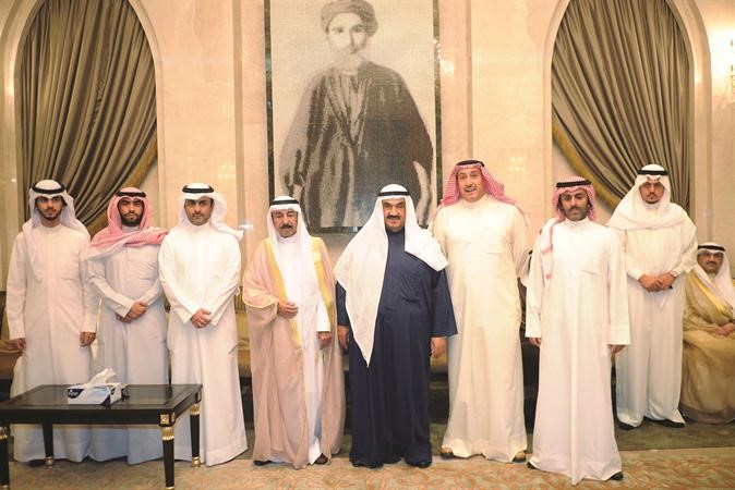 سمو الشيخ ناصر المحمد والشيخ فيصل الحمود وسلطان بن حثلين مع عدد من الحضور
