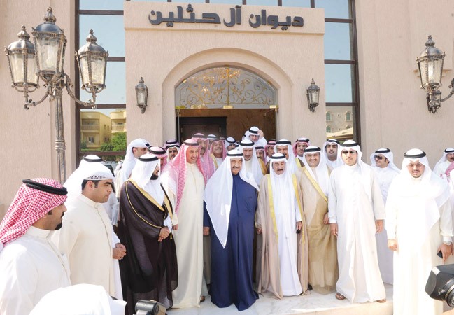 سمو الشيخ ناصر المحمد وامير قبيلة العجمان سلطان بن حثلين يتوسطان الحضور امام ديوان ال حثلين