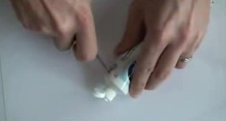 بالفيديو .. كيف يخرج معجون الاسنان على شكل خطوط ملونة ؟ 
