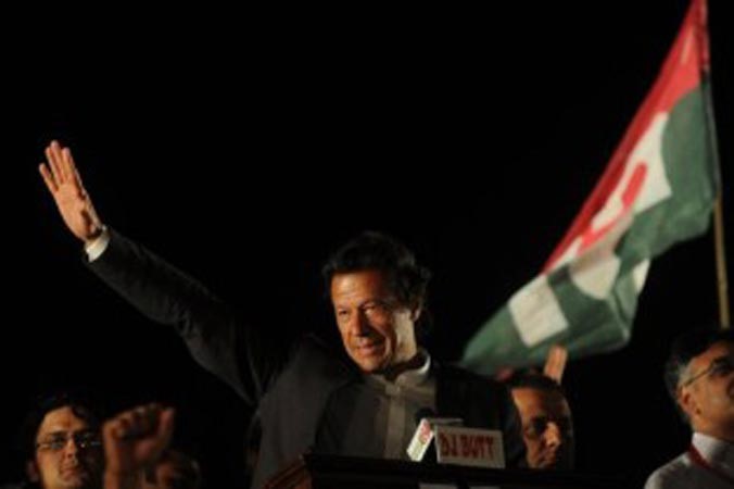 فيديو السقوط القوي للمرشح الباكستاني عمران خان من أعلى المنصة أثناء خطابه