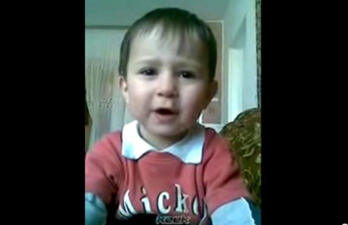 بالفيديو.. طفل روسي يقرأ الفاتحة بطريقة عجيبة!