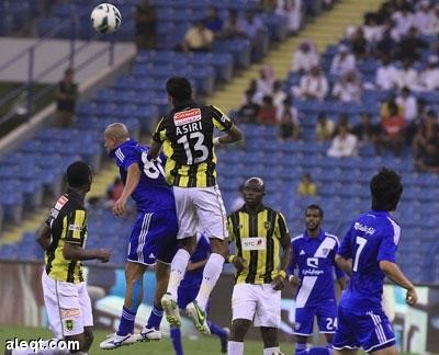 صراع هوائي على الكرة بين لاعبي الهلال والاتحاد