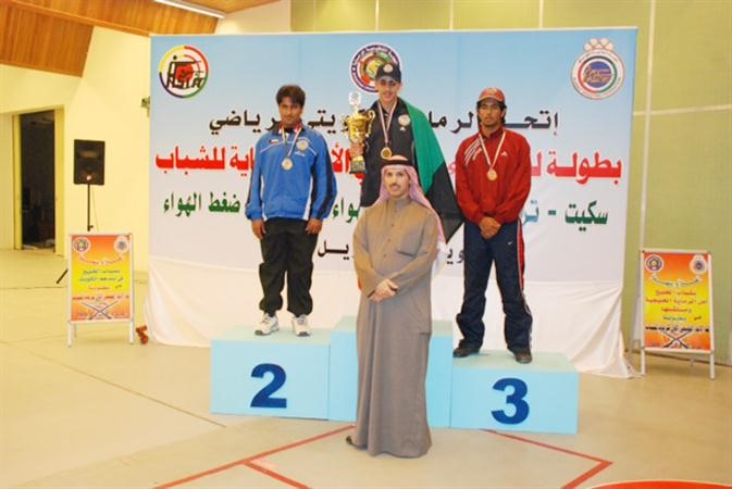 عبيد العصيمي يتوسط الابطال خلال التتويج ﻿