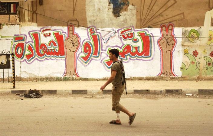 شعارات كتبت على جدران المؤسسات تؤكد الاستمرار في الثورة حتى الشهادة 	افپ ﻿