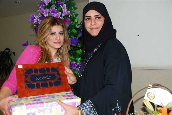 دضحية العنزي تكرم احدى الموظفات المتميزات