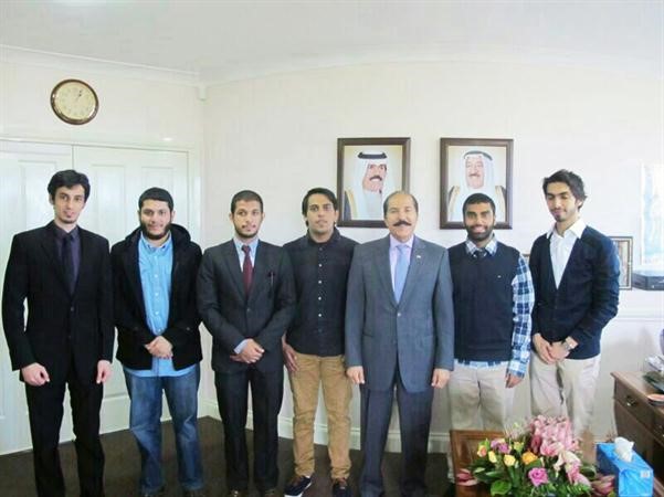 السفير خالد الشيباني مع مجموعة من الطلبة﻿