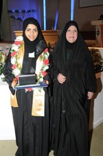 الطالبة ثامرة العنزي مع والدتها﻿