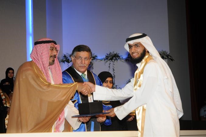 الشيخ د محمد الصباح مكرما احد الطلبة	انور الكندري﻿