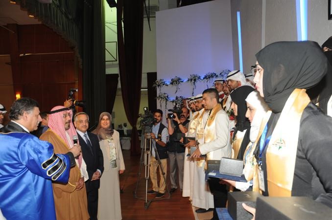 الشيخ دمحمد الصباح في حديث مع بعض المكرمين﻿