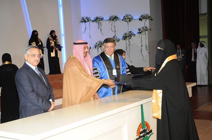 ويكرم احدى الطالبات﻿