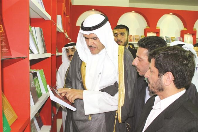 الشيخ سلمان الحمود يطلع على بعض الاصدارات في معرض الكتاب