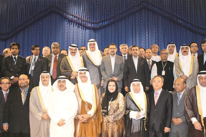 الرئيس الايراني محمود احمدي نجاد ووزير الاعلام ووزير الدولة لشؤون الشباب الشيخ سلمان الحمود ووزير الثقافة القطري حمد الكواري والزميل عدنان الراشد والسفير مجدي الظفيري وطارق المزرم ويوسف مصطفى وعدد من المشاركين بالاجتماع في لقطة تذكارية منتظر وطن
