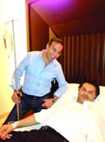 راغب علامة في المستشفى وبجانبه نادر صعب