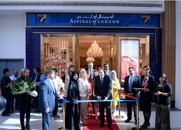 قص شريط افتتاح اسبينال اوف لندن