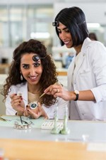 تجربة صناعة الساعات