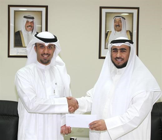 جانب من تسليم المساهمة النقدية لمدرسة هلال فجحان المطيري